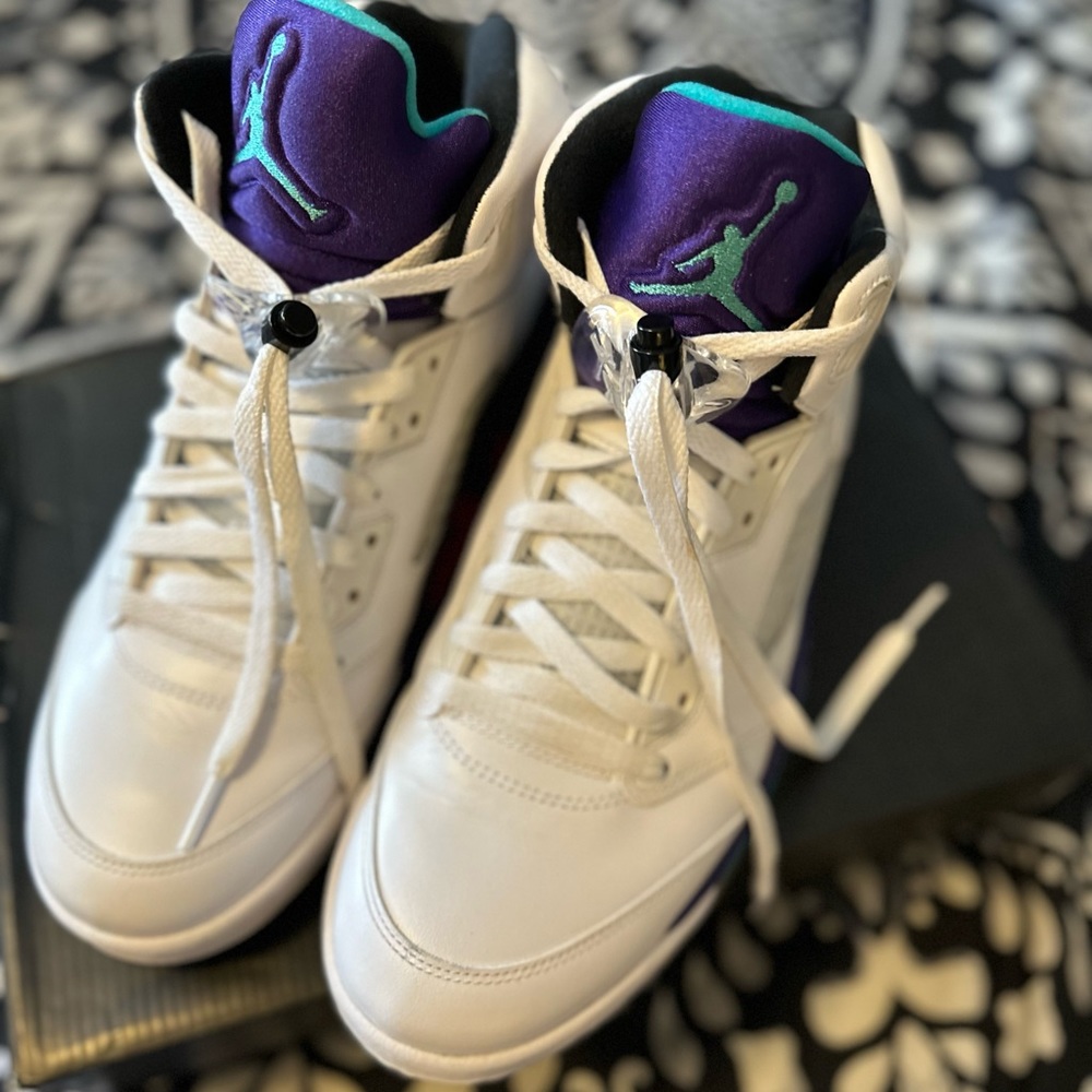 Jordan 5 grape size 10.5 men used in new condition in original box.